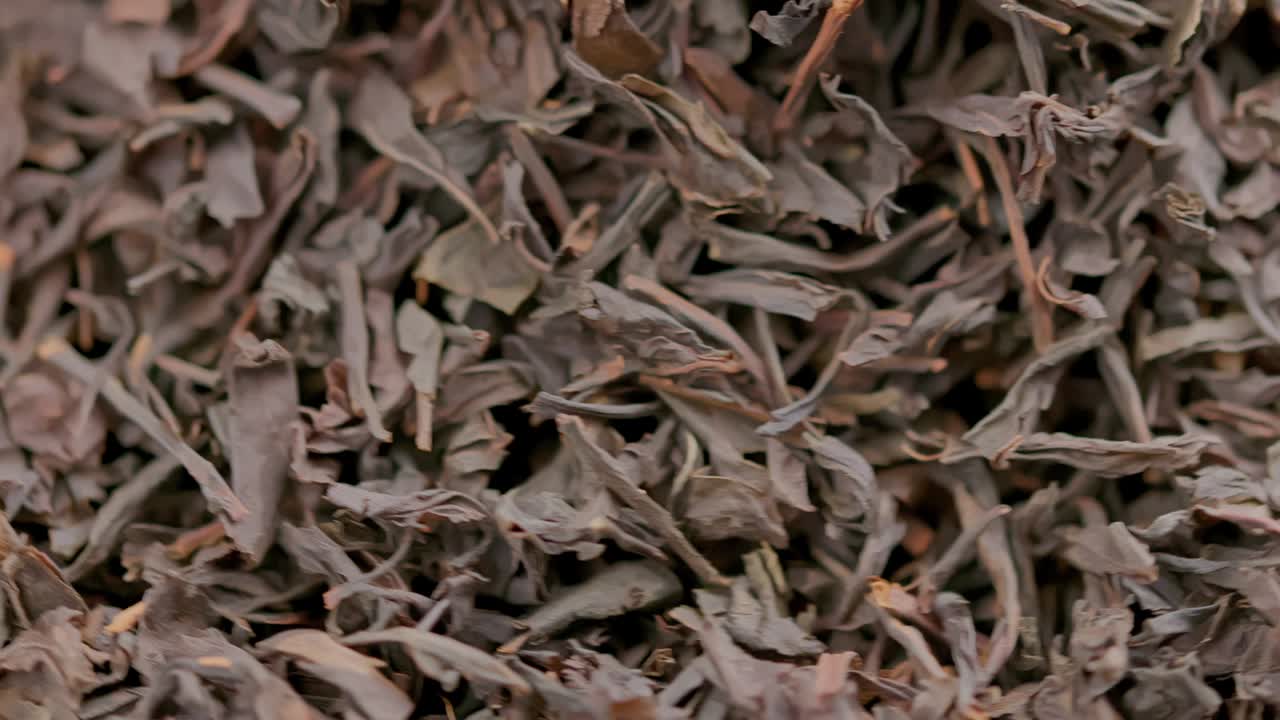 té negro seco en bucle giratorio fondo de primer plano de fotograma completo