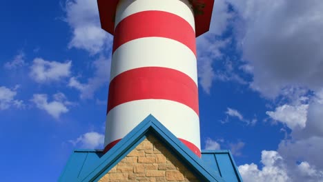 Faro-Del-Puerto-De-Grafton-Panorámica-Con-Cielos-Azules-Con-Nubes,-Illinois,-EE.UU.