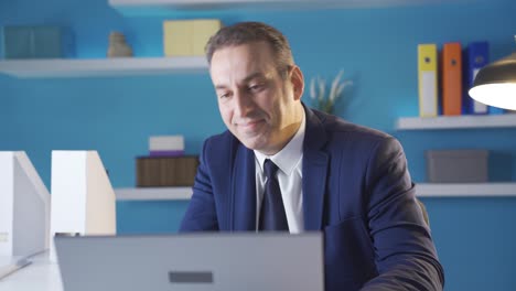 Erfolgreicher-Und-Positiver-Geschäftsmann-Arbeitet-In-Seinem-Büro.