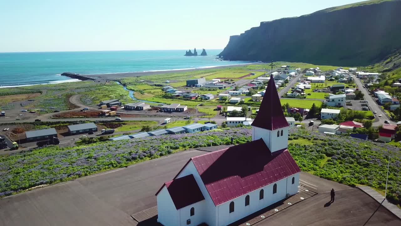 남부 아이슬란드의 상징적인 교회 2에 있는 빅 마을의 공중 설정 샷