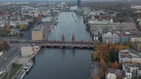 Oberbaumbrücke-An-Der-Spree-In-Berlin,-Deutschland-Tagsüber,-Luftdolly-lkw-rutsche-Rechts