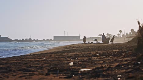 Playa-Con-Gente-En-Silueta-Al-Fondo