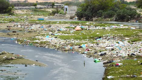 contaminación de basura en la orilla del río en son hai en vietnam