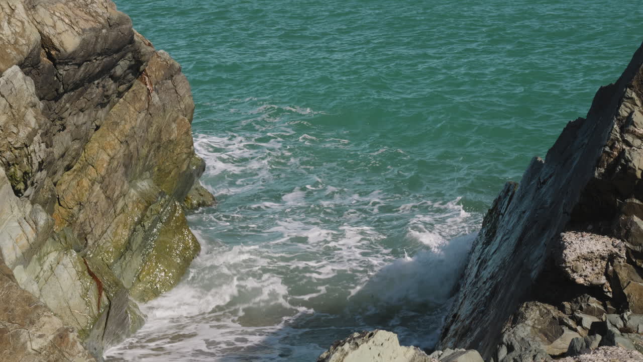 Le pietre massicce sulle spiagge di Greystones, Irlanda, e l'oceano che le lambisce