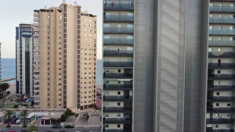 impresionante clip de drones a través de los hoteles y edificios que revelan la bahía de la ciudad de calpe, españa