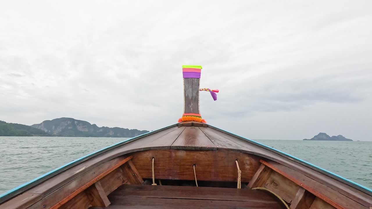 배는 멀리 떨어진 섬을 향해 바다를 가로질러 여행합니다.