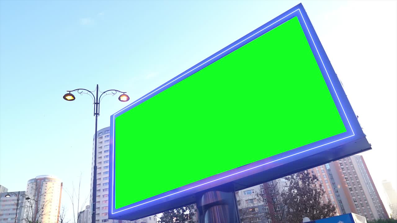 cartel de pantalla verde en la vida urbana, la ciudad. panel de publicidad en blanco, banner para el marketing. clave de croma signo vacío.