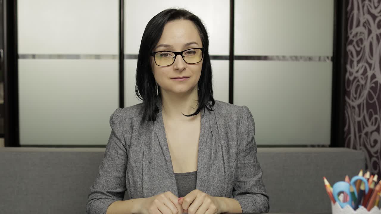 maestra haciendo videoconferencia. educación a distancia con la clase de los niños en casa