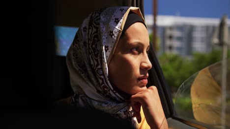 Mujer-Joven-Usando-Hijab-En-La-Ciudad