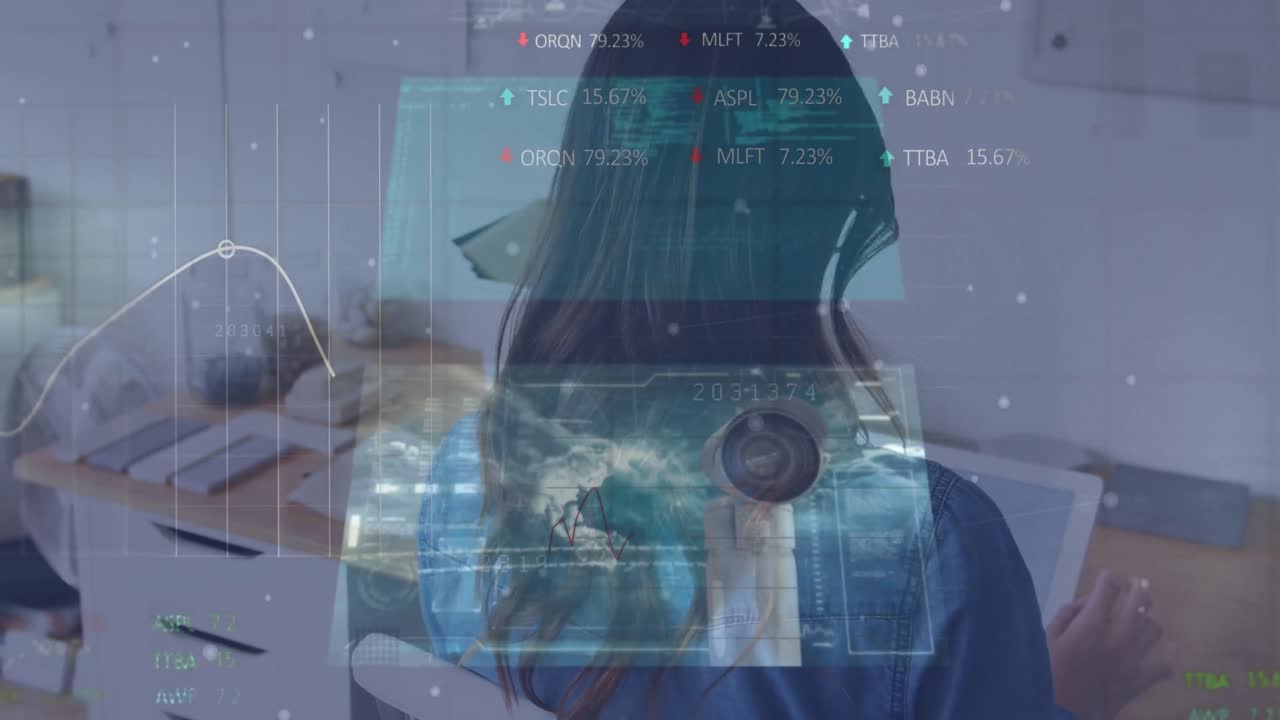 animación del procesamiento de datos sobre una mujer de negocios caucásica en la oficina