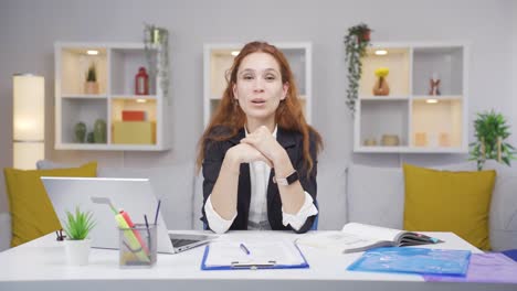 Mujer-Trabajadora-De-Oficina-En-Casa-Hablando-Facetime-Mirando-A-La-Cámara.