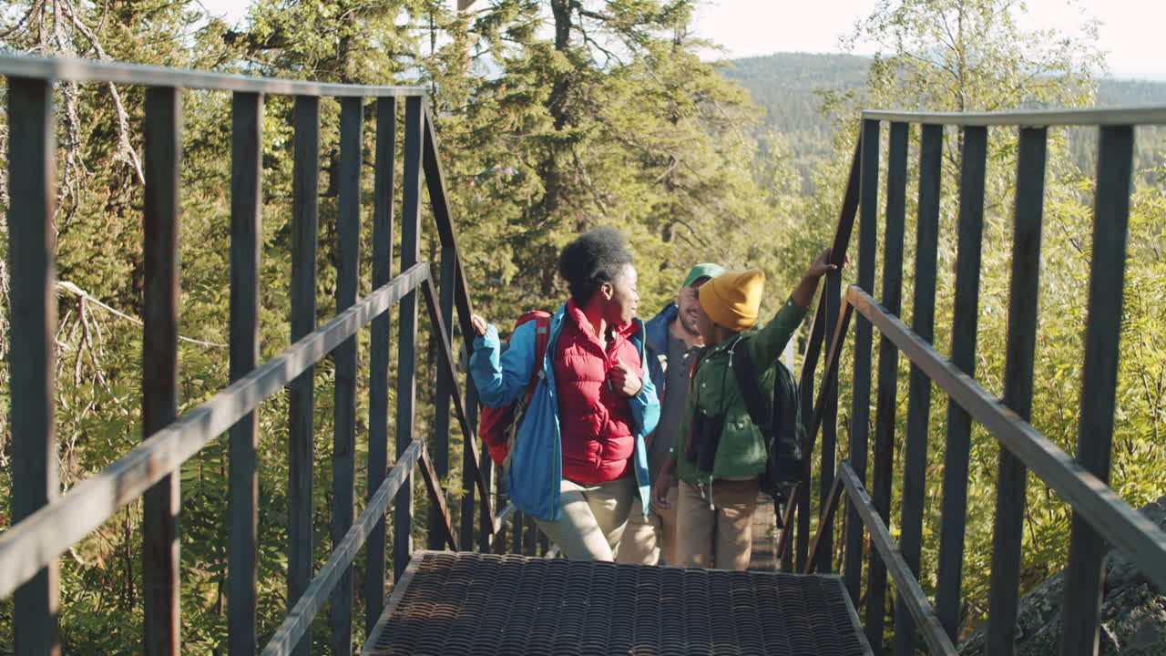 familia multiétnica haciendo senderismo en el parque nacional