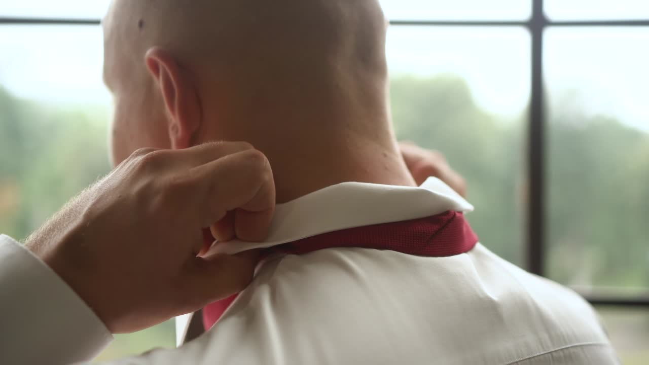 타이와 목걸이를 조정하는 남자 01