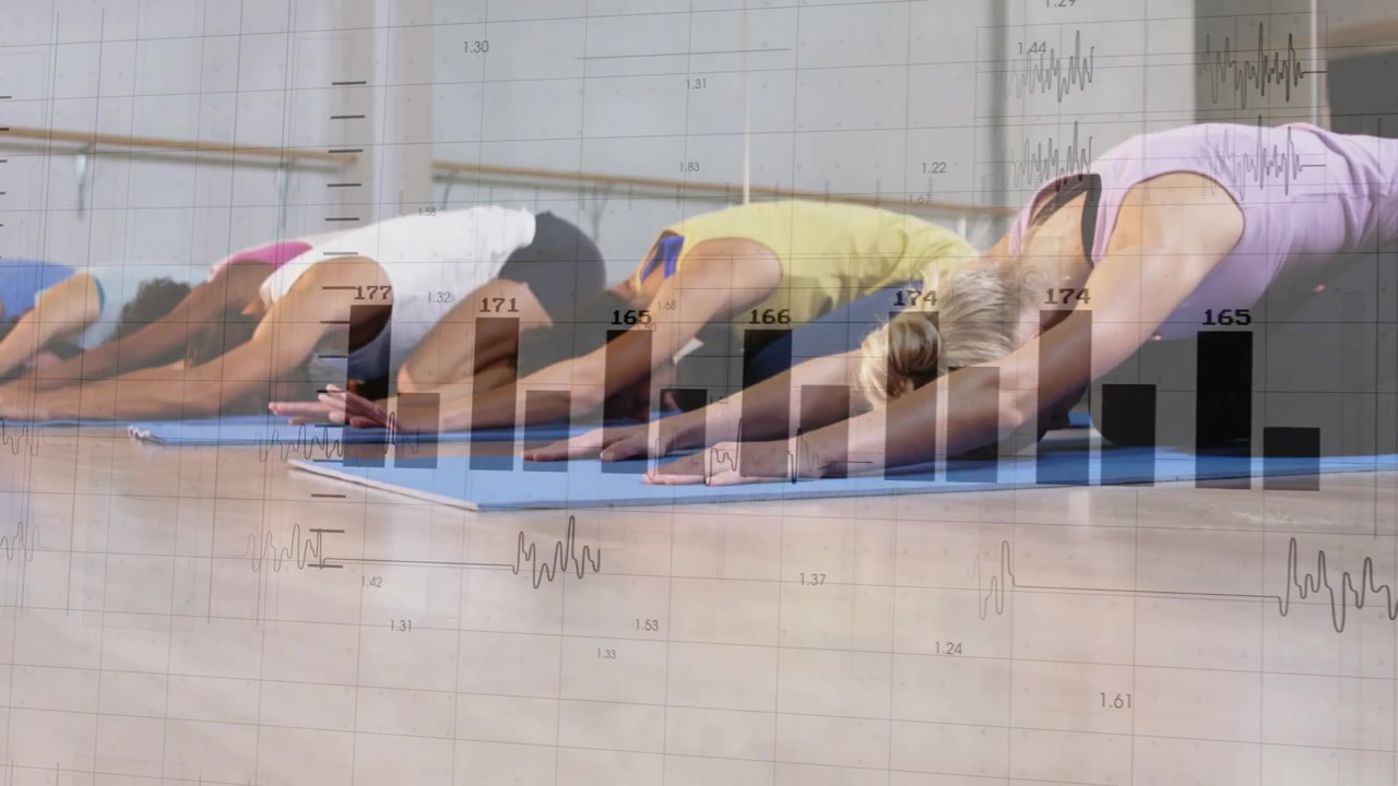 Gruppe von Menschen beim Yoga in einem Studio mit Datenüberlagerung