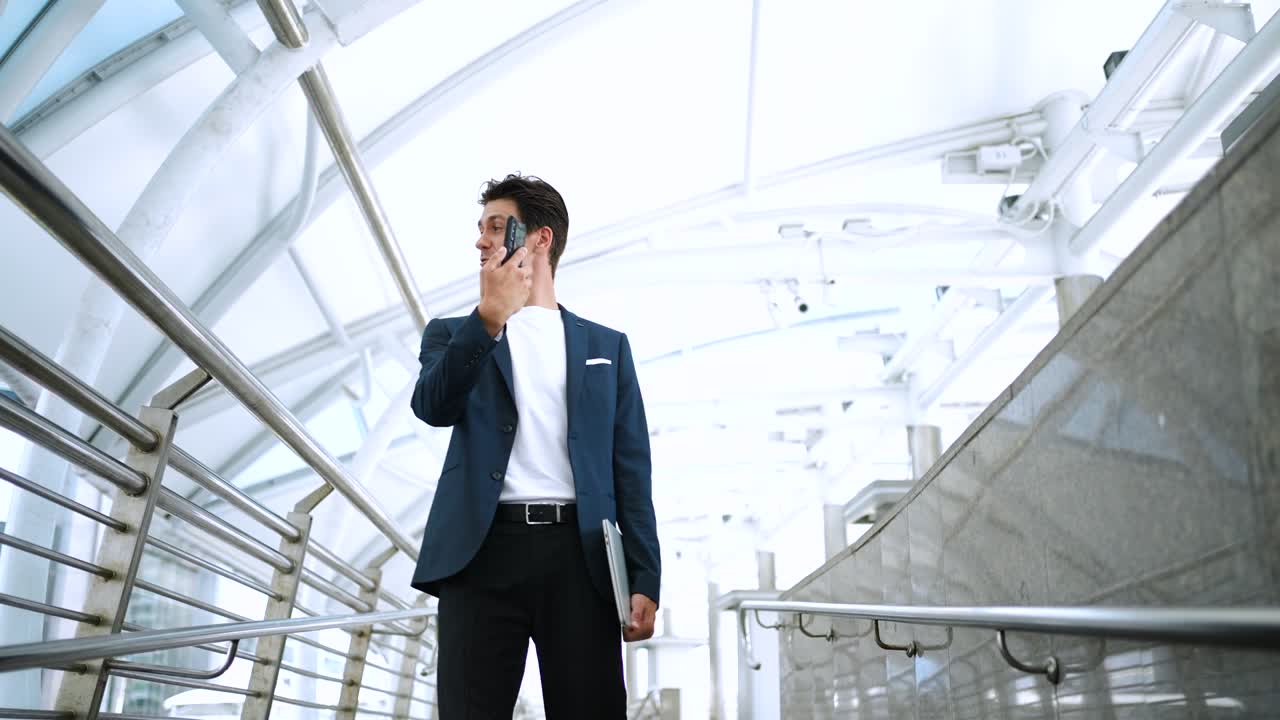 도시에서 비디오 통화를 하는 전화를 사용하는 사업가