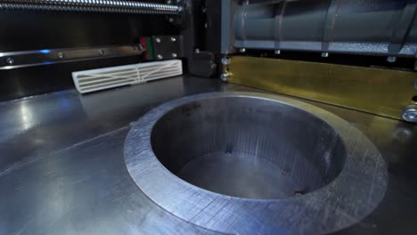 vista de cerca de un componente de una máquina industrial