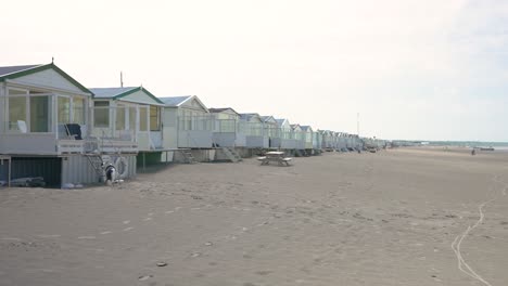 toma panorámica del tramo de casas de playa en países bajos