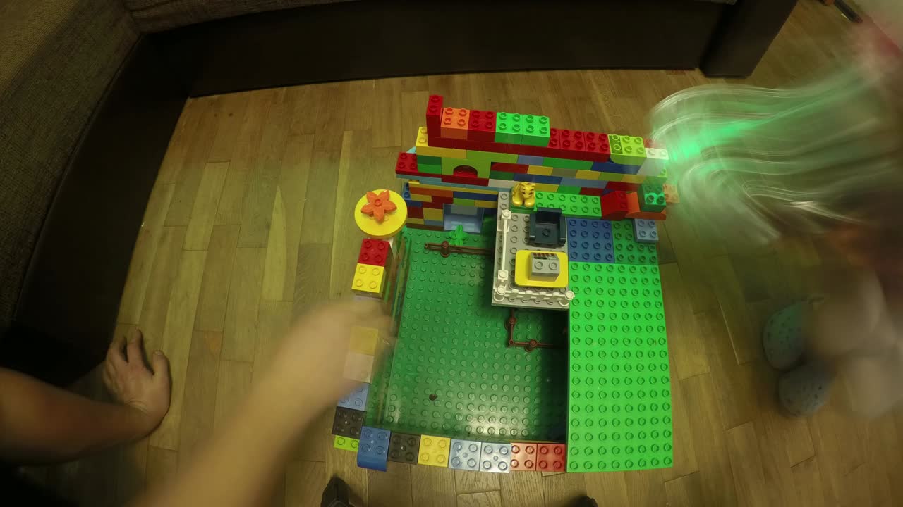 아이는 레고 듀플로로 건물을 짓는다