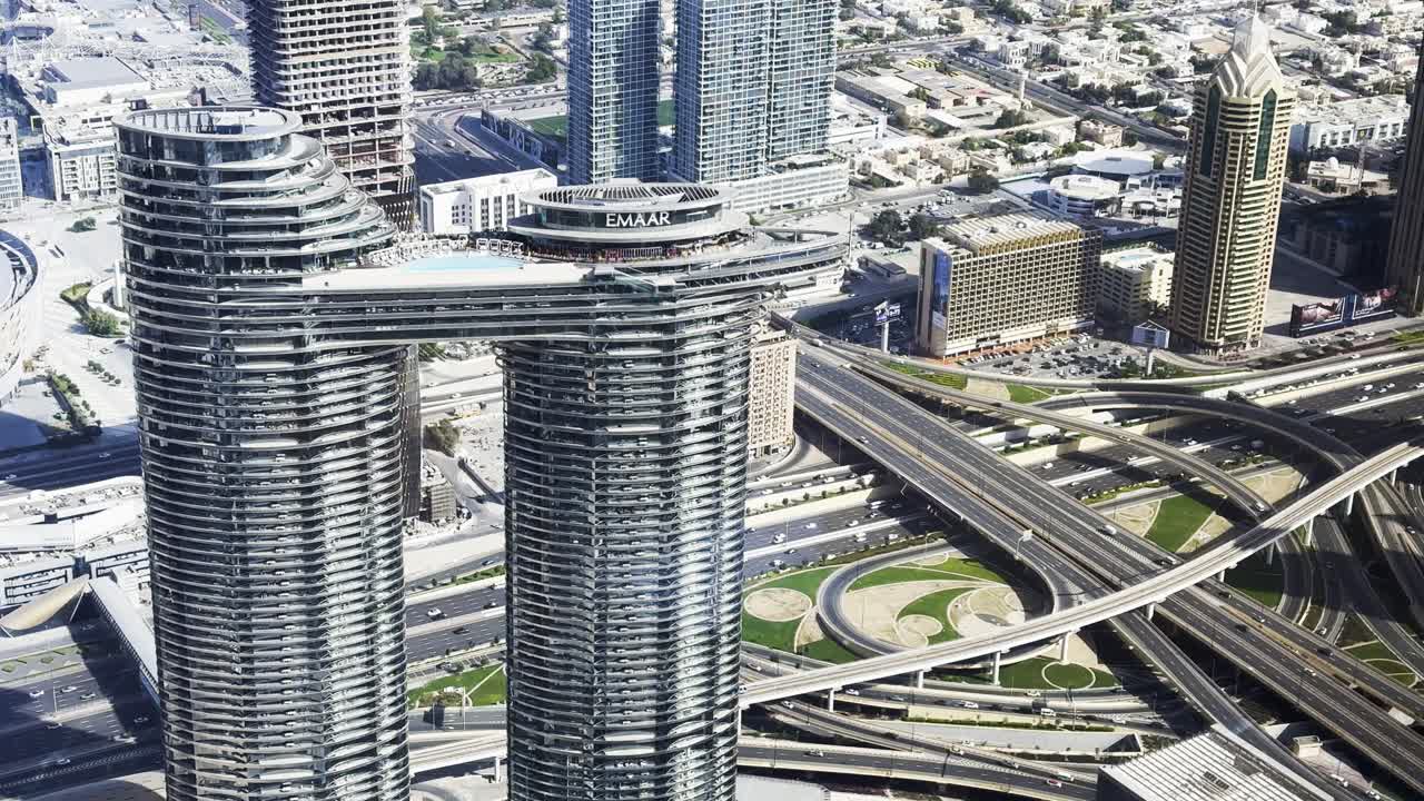 Ripresa al rallentatore che si affaccia sull'incrocio di Sheikh Zayed Road dal Burj Khalifa, Dubai.