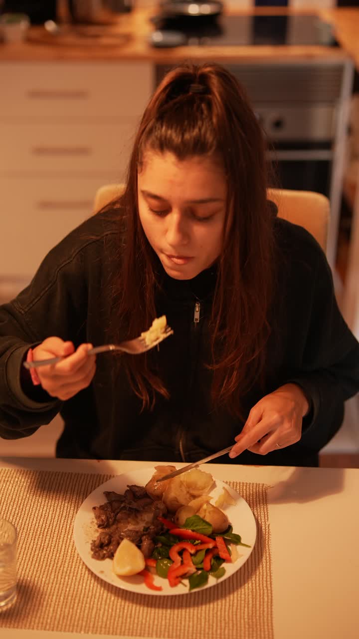 mujer cenando en casa