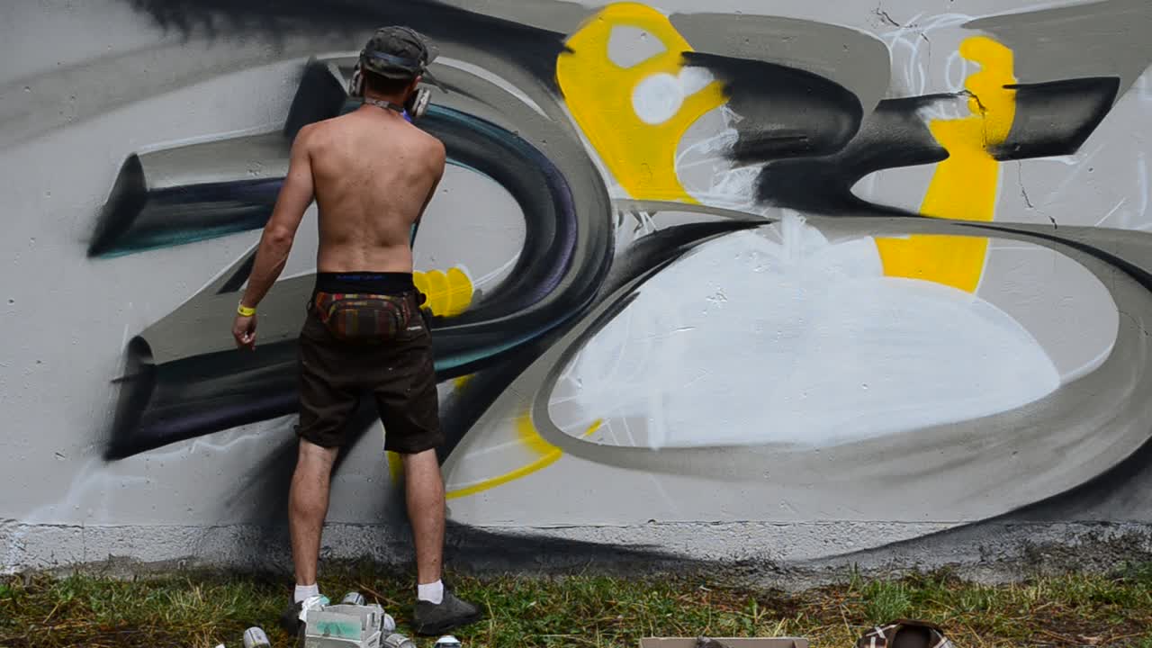 Processo di Creazione di Graffiti, Recinzione. L'Artista Disegna Graffiti