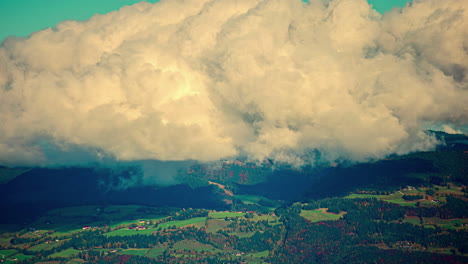 masa masiva de nubes rodantes sobre el paisaje rural, lapso de tiempo
