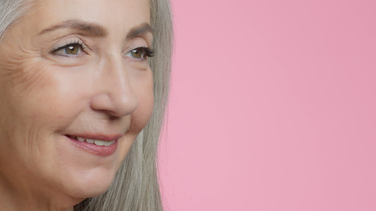 retrato de una mujer mayor sonriente