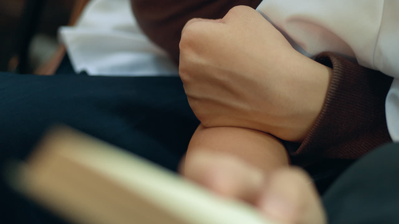 책에서 팔꿈치에서 멀리 당기는 혀있는 손으로 랙 초점을 맞추십시오.