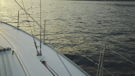 vista del atardecer desde la cubierta de un velero