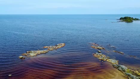 Vita-Sander-Strand-Mit-Vanern-See-Tagsüber-In-Mellerud,-Schweden