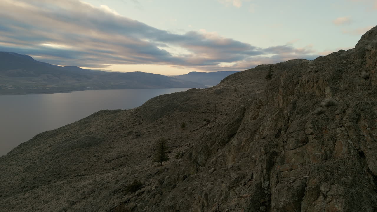 Auringonlaskun tyyneys Kamloops-järven yllä