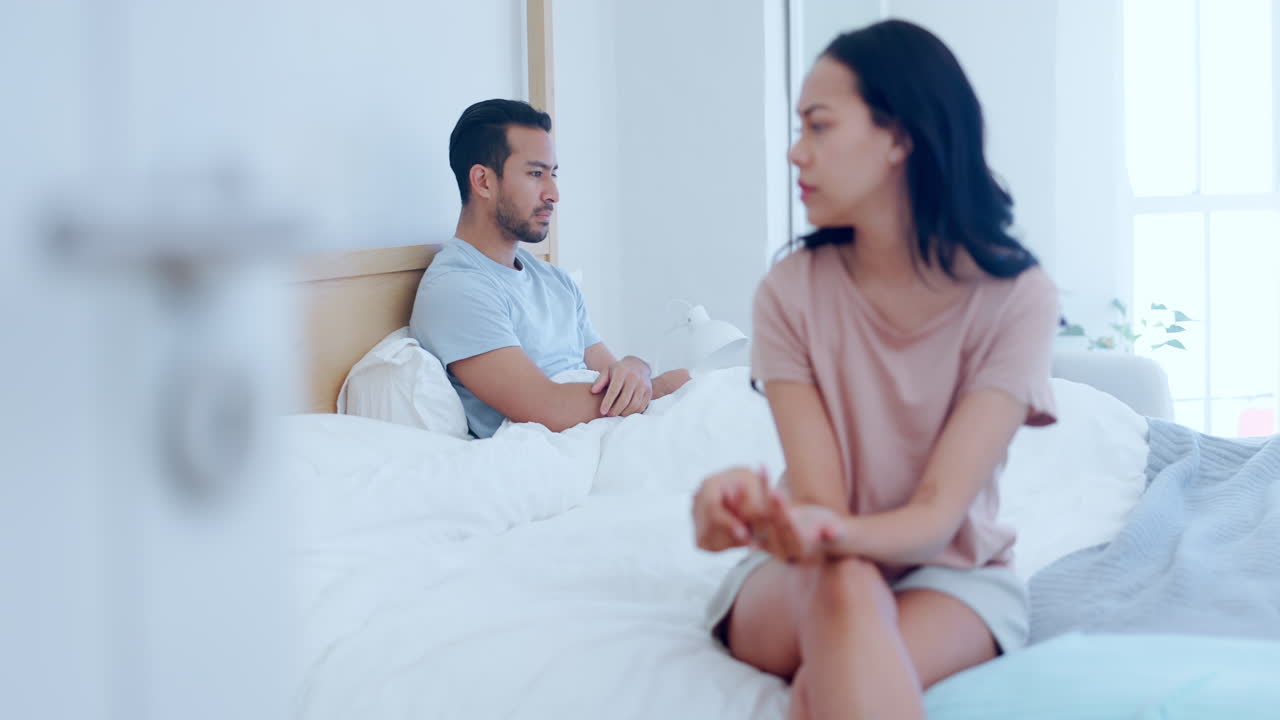 mujer pensando, estrés o pareja enojada en la cama