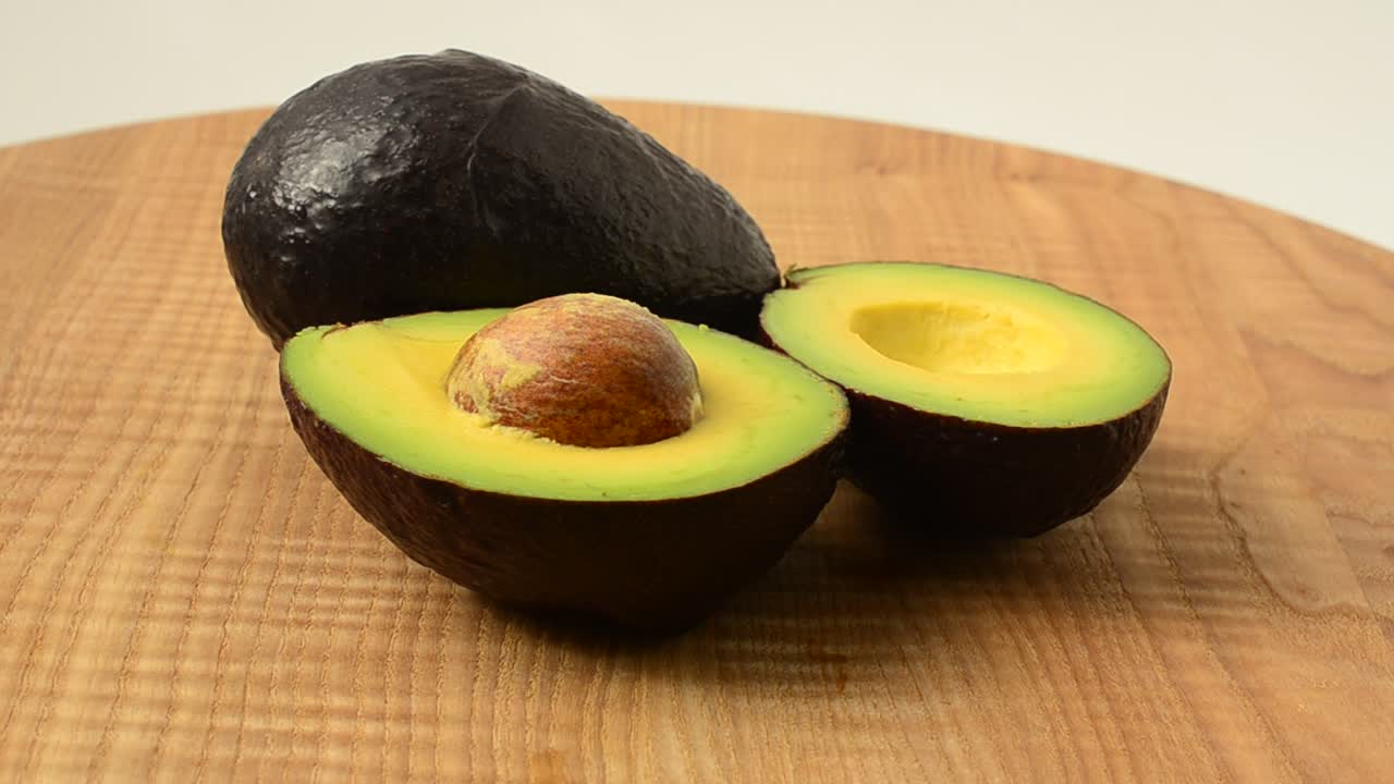 Avocado su un tagliere di legno. Ripresa di avocado.
