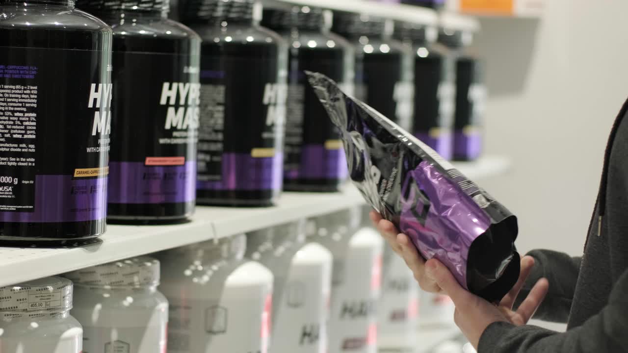 interior de la tienda de nutrición deportiva con una gran selección de suplementos nutricionales.