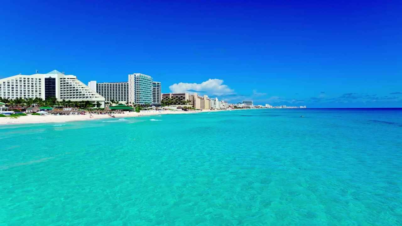 Veduta aerea di torri di resort che costeggiano la spiaggia caraibica turchese della Zona Hotelera di Cancun, Quintana Roo, Messico