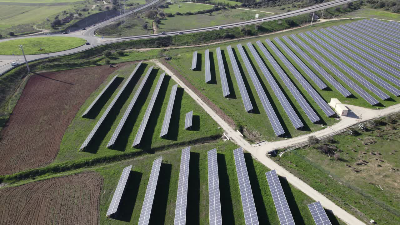 вид с дрона на солнечные панели, расположенные под углом для достижения максимальной эффективности, фотоэлектрическая система