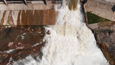 Aerial-Overhead-of-Missouri-River-Rushing-through-Rainbow-Dam,-Montana