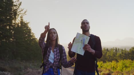 un jeune couple en randonnée dans la campagne.