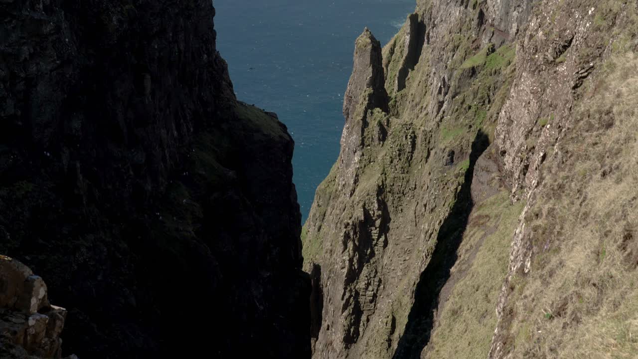 tomada aérea del gigantesco acantilado de beinisvord en la isla de suduroy durante un día soleado