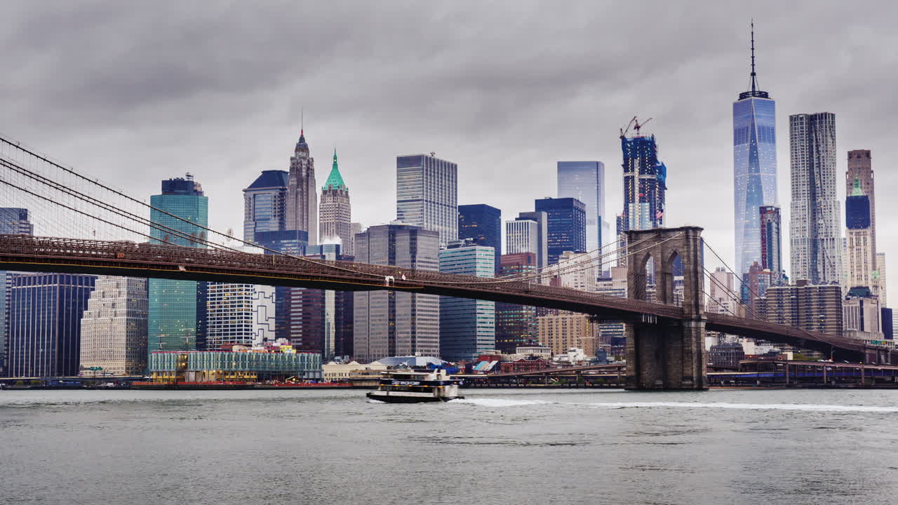 비오는 맨해튼과 브루클린 다리
