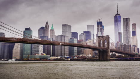 Manhattan-Lluvioso-Y-El-Puente-De-Brooklyn
