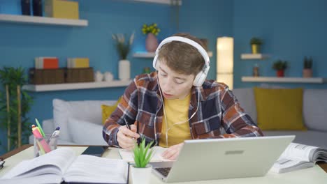 Student-Spielt-Am-Telefon,-Statt-Vorlesungen-Zu-Halten.