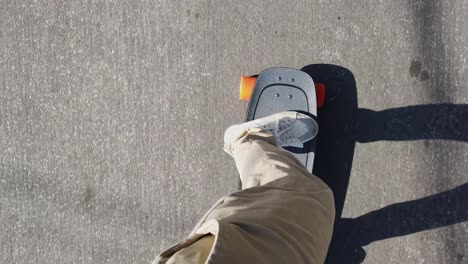 Person,-Die-Mit-17-Meilen-Pro-Stunde-Auf-Einem-Elektrischen-Skateboard-Eine-Straße-In-Der-Nachbarschaft-Hinunterfährt