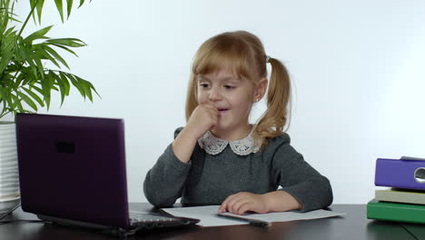 Niña-Preescolar-Aprendizaje-En-Línea-A-Distancia-En-Casa.-Niño-Estudiando-Usando-Una-Computadora-Portátil-Digital