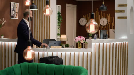 hombre de negocios llamando al conserje del hotel