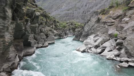 volando río arriba en el desfiladero de kawarau, nueva zelanda