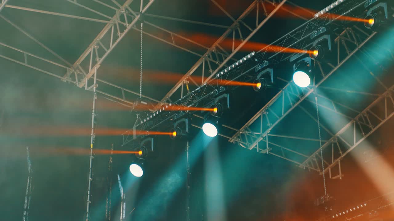 콘서트 무대에서 전문적인 조명을 사용합니다.