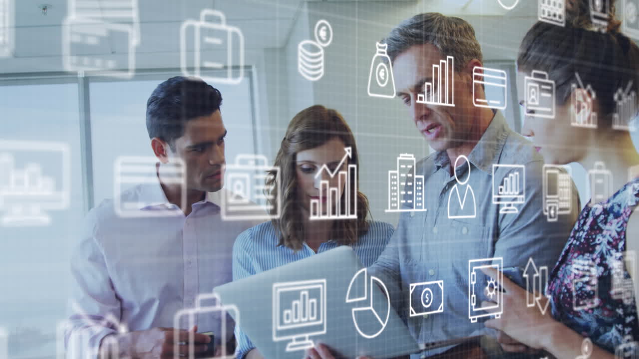 animación de múltiples iconos sobre diversos compañeros de trabajo discutiendo informes en la computadora portátil en la oficina