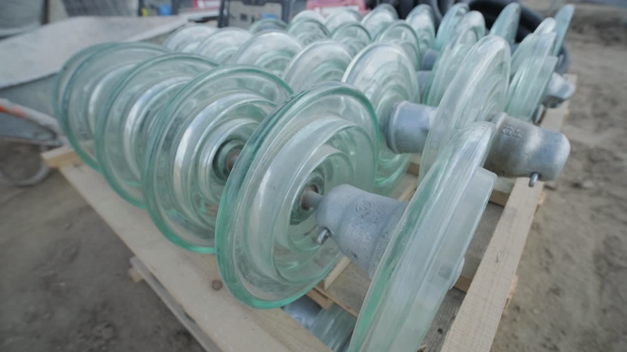 aislantes eléctricos lineales para subestaciones de alta tensión. construcción de una subestación de transformador