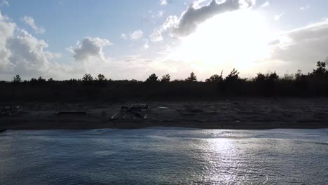 Vista-Aérea-Más-Tranquila-Control-Deslizante-De-Vuelo-Volar-Lateralmente-De-Izquierda-A-Derecha-Imágenes-De-Drones-De-La-Costa-De-La-Playa-De-Bouka-En-Corfú